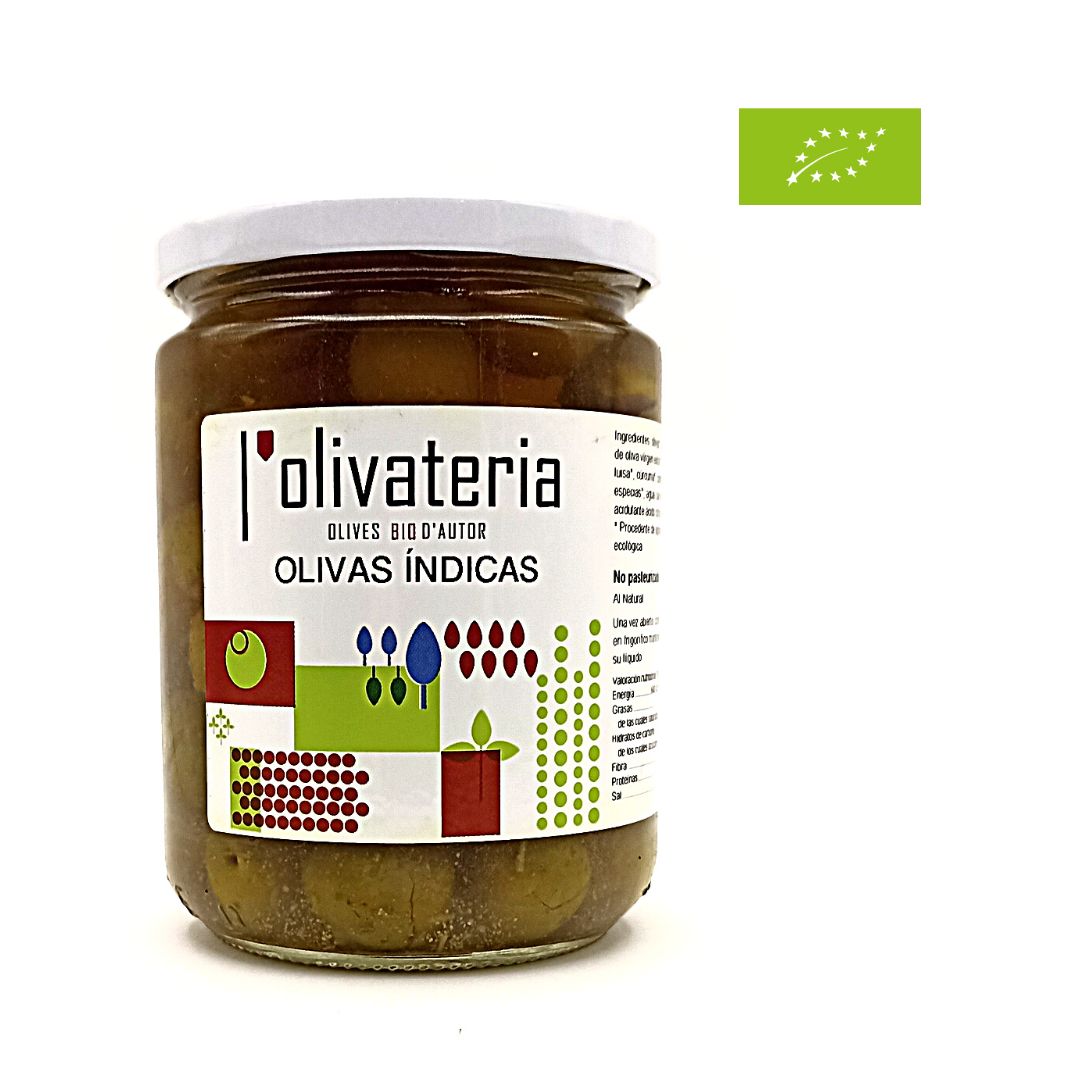 En la imatge es veu un pot de vidre ple d' Olives condimentades amb espècies índiques com cardamom o cúrcuma ECO . L'envàs és de 420ml i conté uns 225 grams de producte